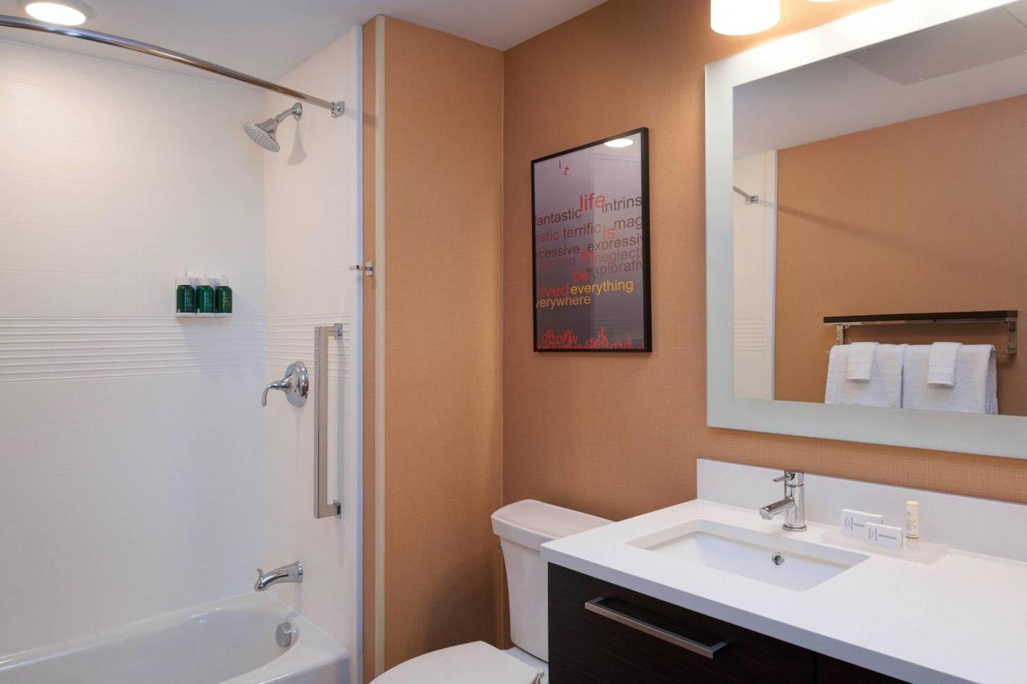 Towneplace Suites By Marriott Grand Rapids Airport Cascade Exterior foto